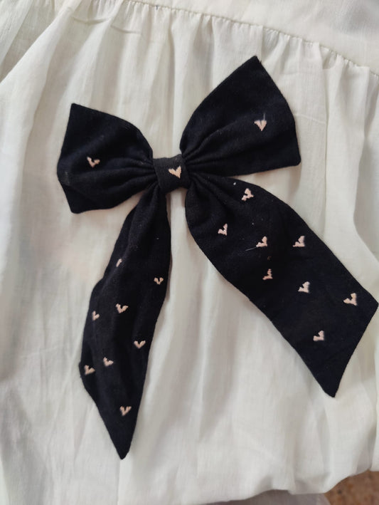 Raat Baawri – Handloom Hair Bow with Soof Embroidery