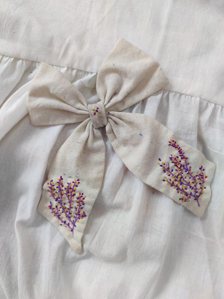 Bajra Bela – Handloom Hair Bow with Soof Embroidery