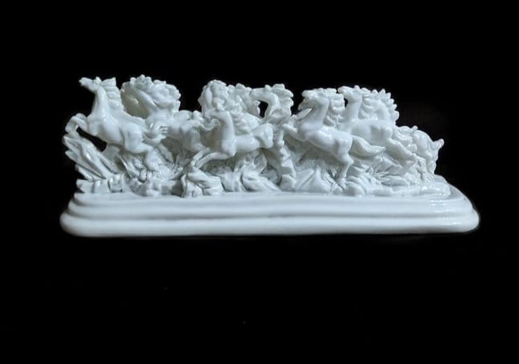 White Galloping Horses Sculpture – Symbol of Peace & Prosperity